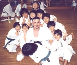 Cristian Lugani con niños, Japón